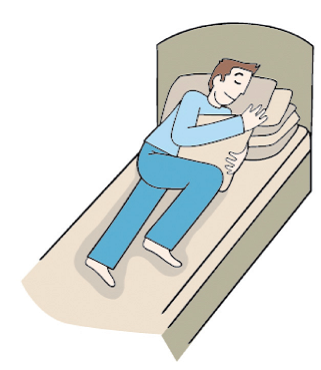 Persona dormida al llit amb varis coixins al cap